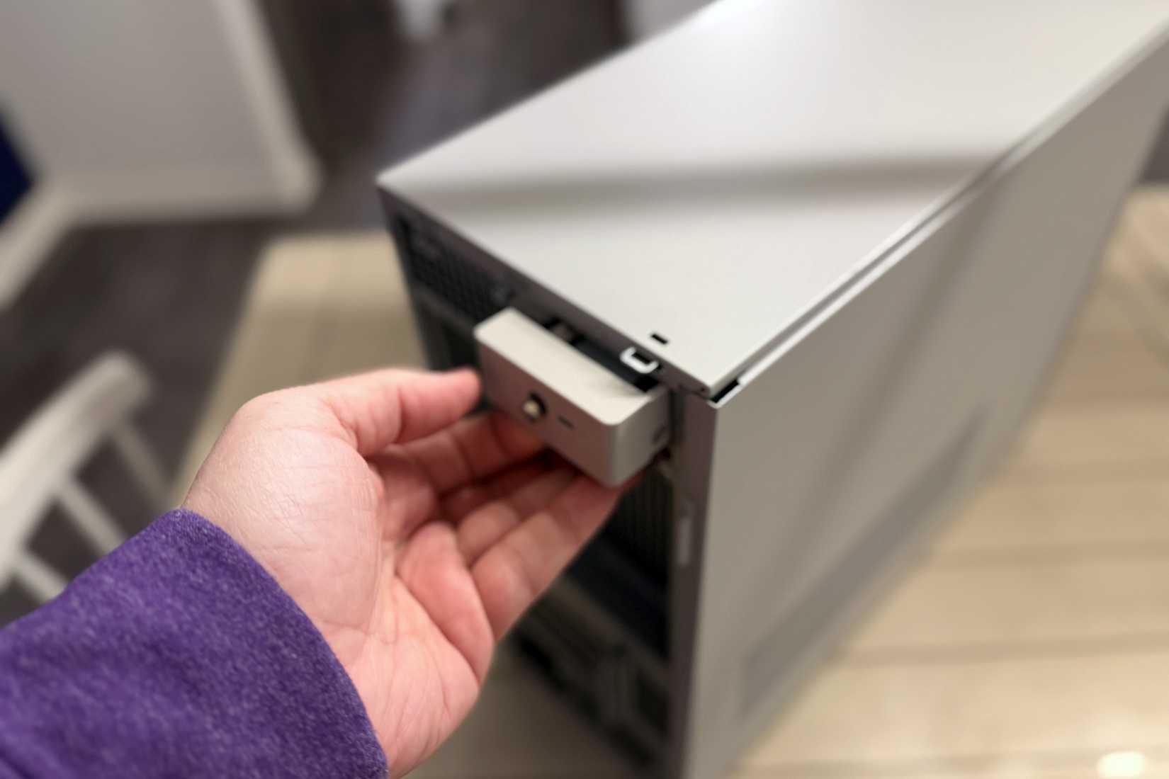 Computadora Dell Tower Plus que muestra la extracción del panel lateral sin herramientas