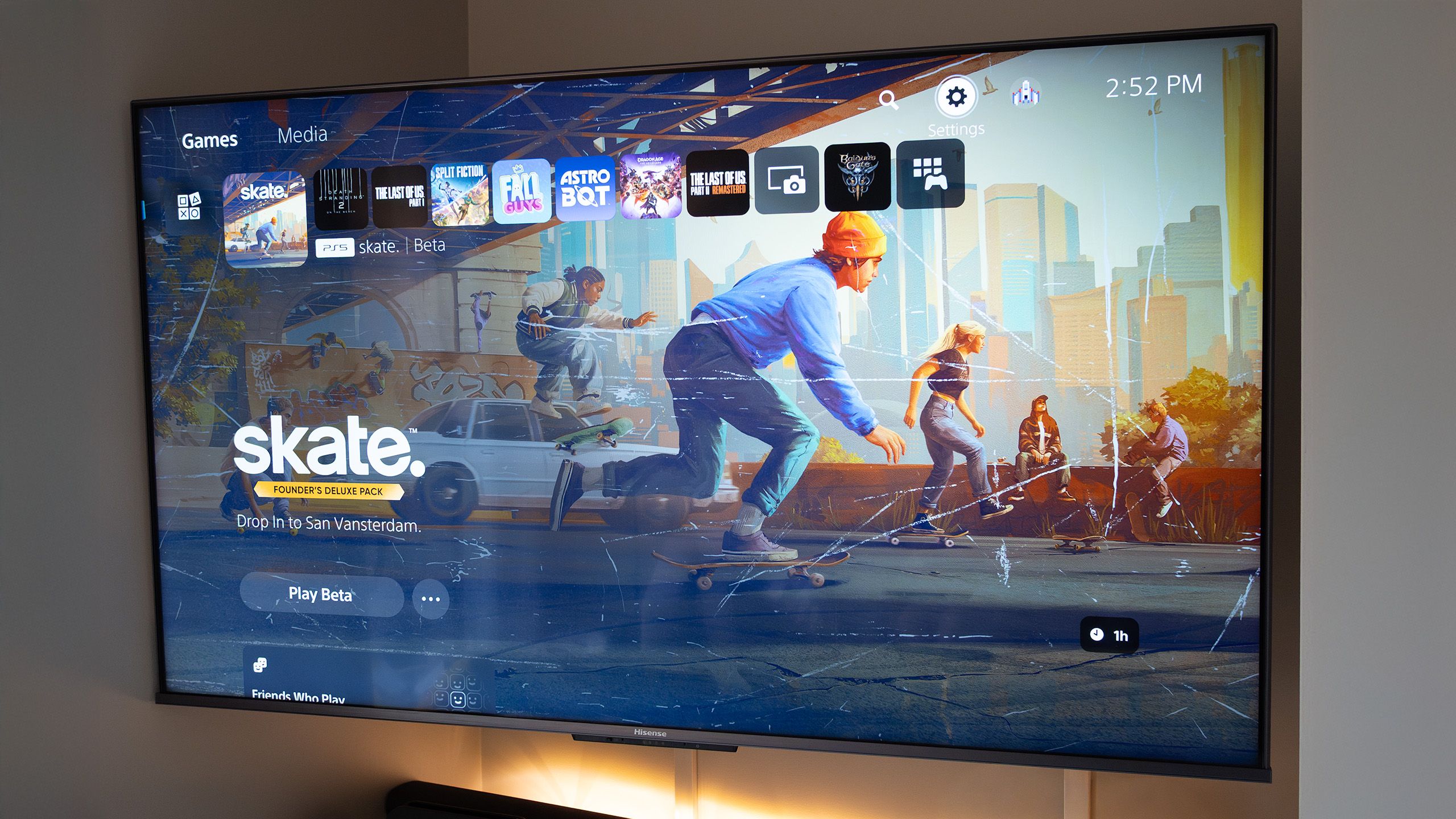 Televisor U8H de Hisense en soporte de pared