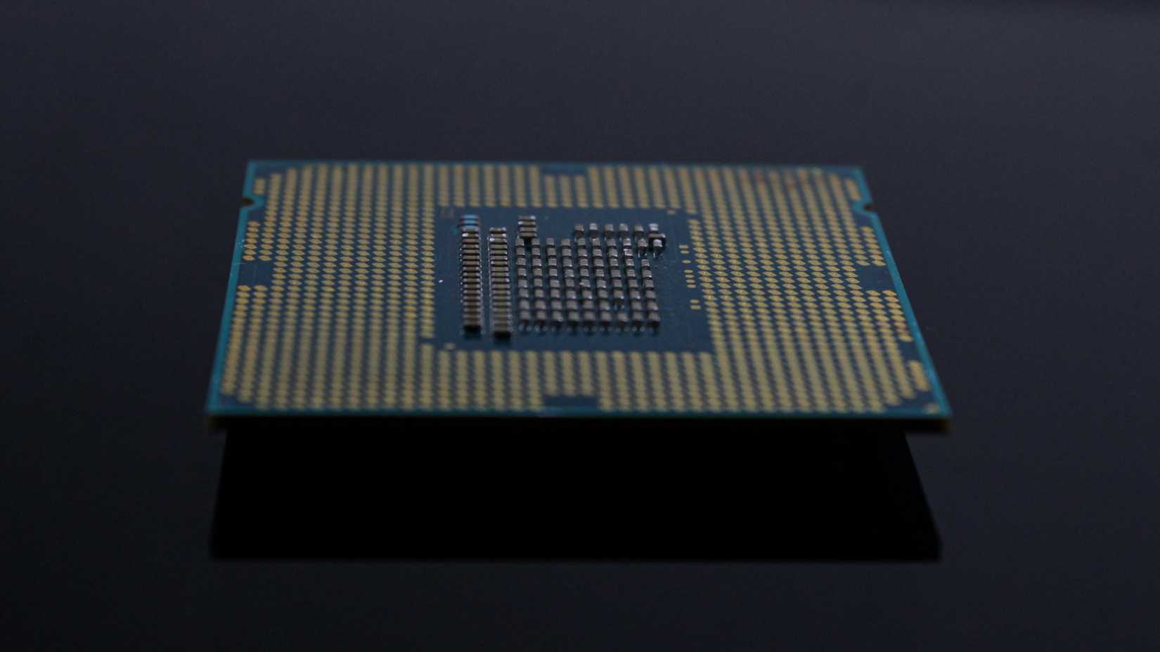 An image of an Intel chip lying flat on its IHS. 