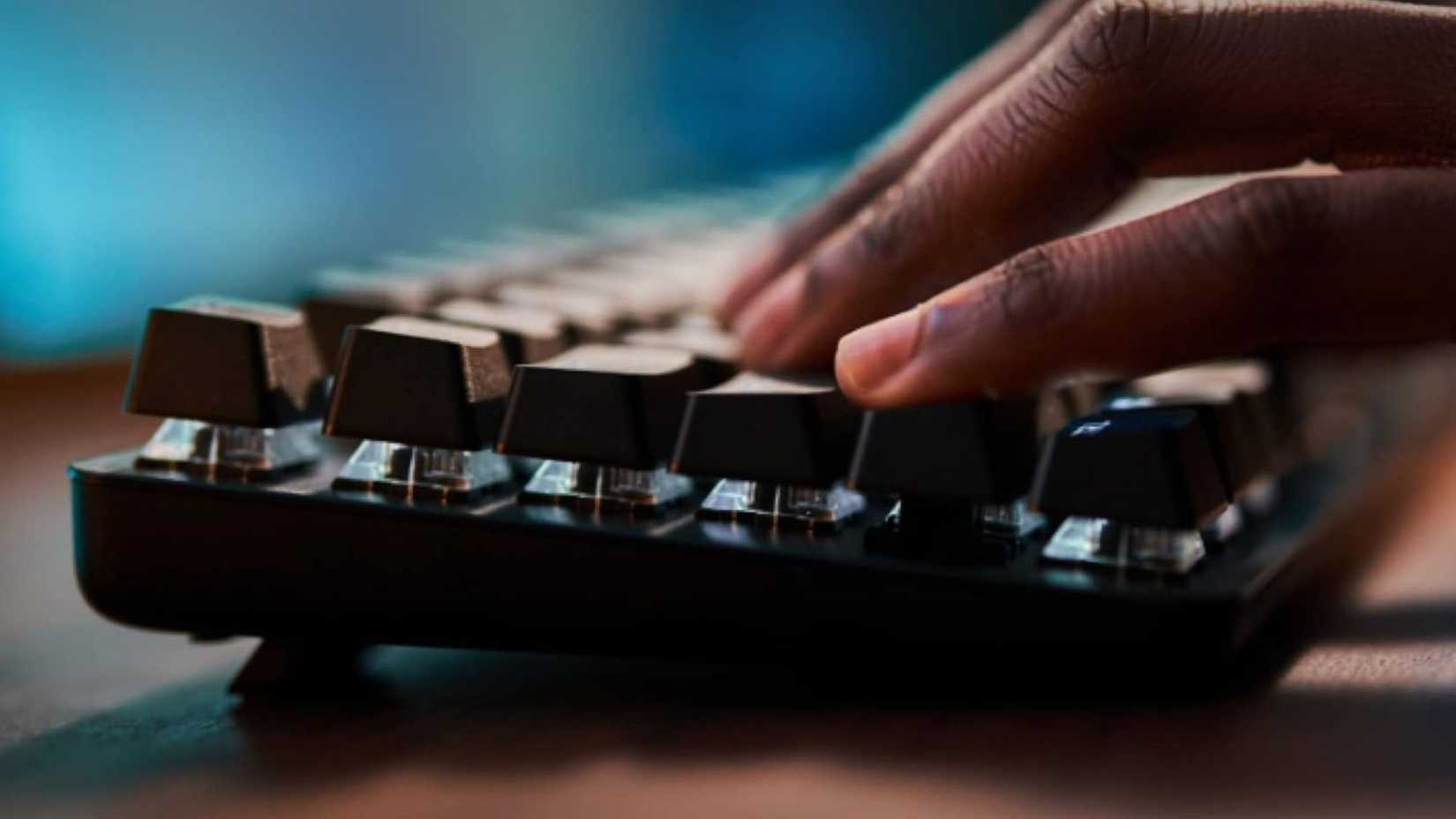 Dedos apoyados en Logitech G413