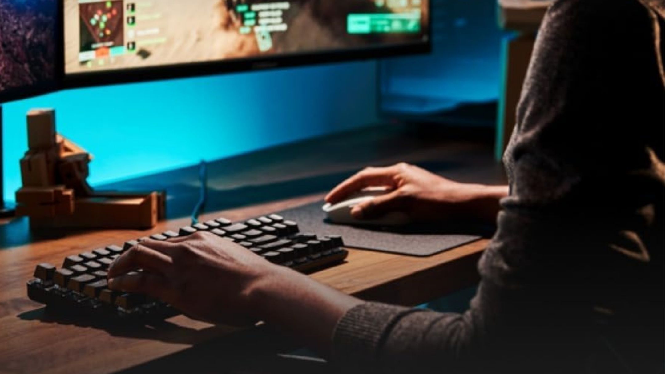 Person using Logitech G413