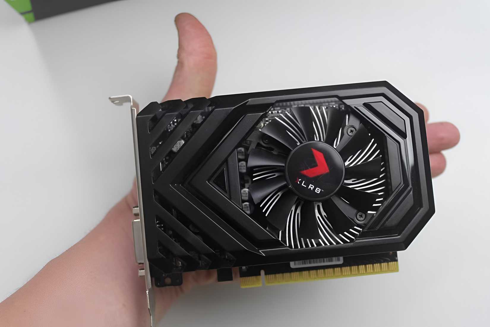 GTX 1650 Видеокарта Nvidia GTX 1650 в руках