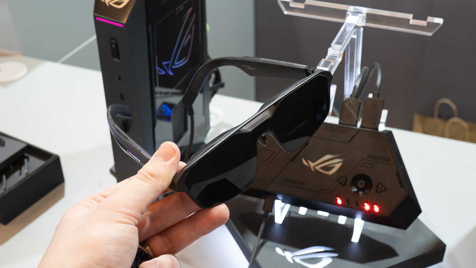 Rog R1 XREAL and ASUS ROG unveil the first AR gaming glasses with a 240Hz ...