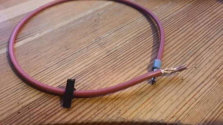 Un clip de cable negro con una ranura para una etiqueta.