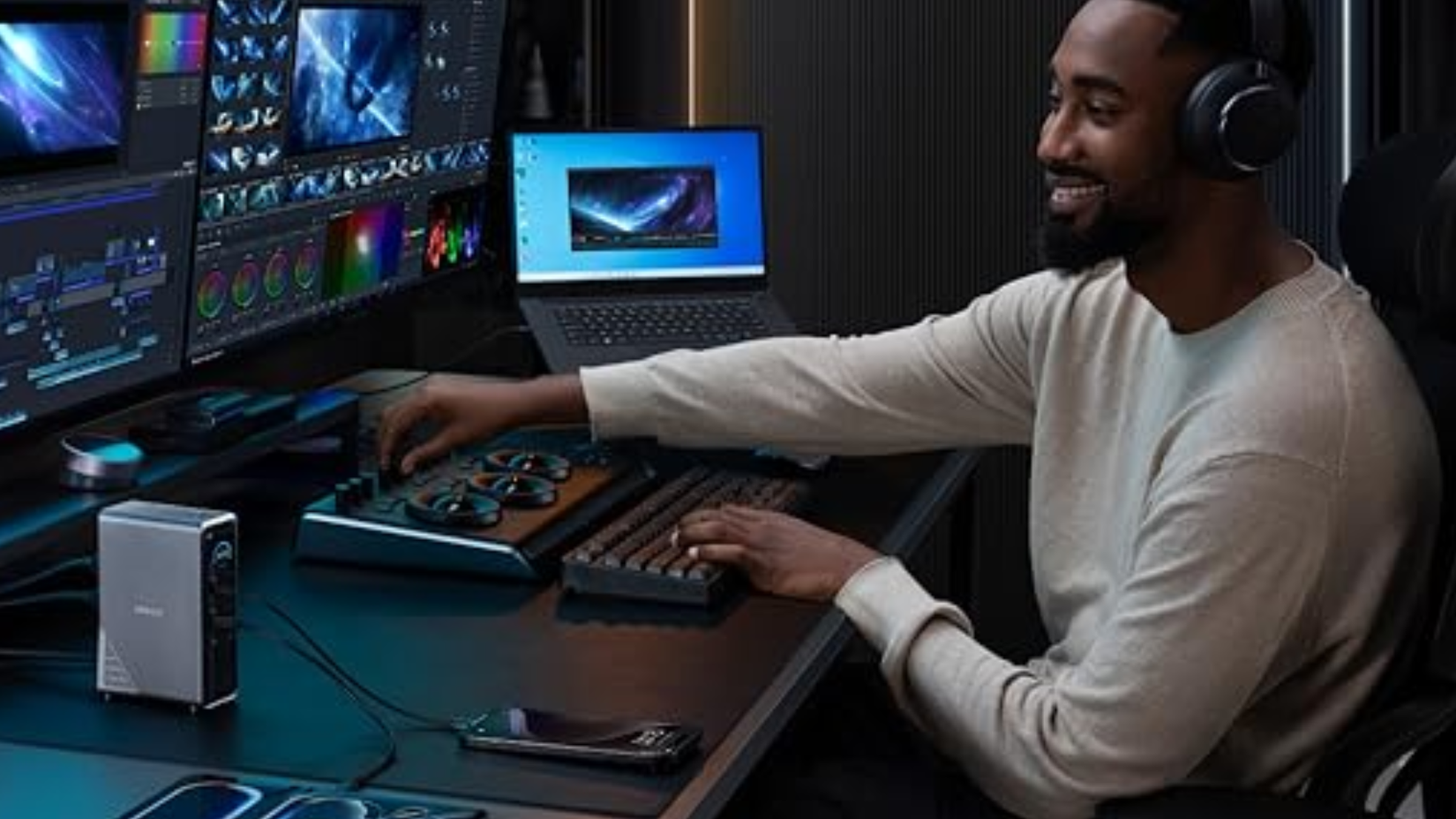 Persona que utiliza la estación de acoplamiento Anker Prime