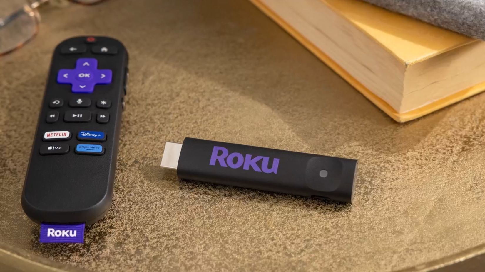 Roku Streaming Stick HD 2025 en mesa con control remoto