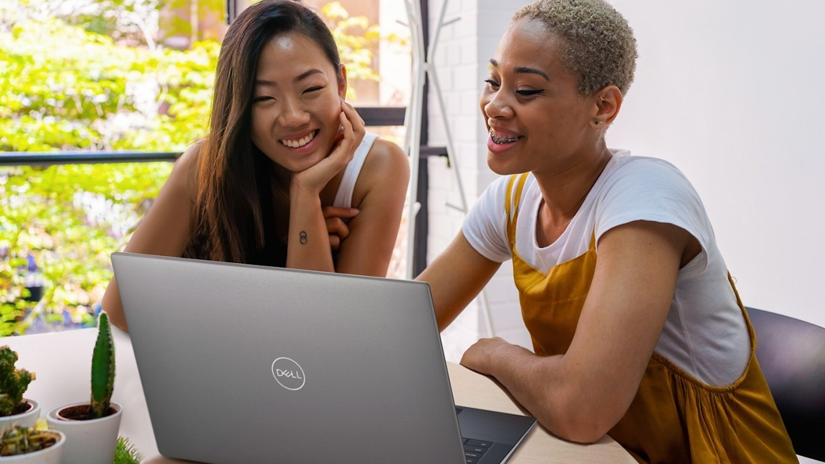 Two colleagues using the X3 Pro Chip Styli with the Artist Ultra 16