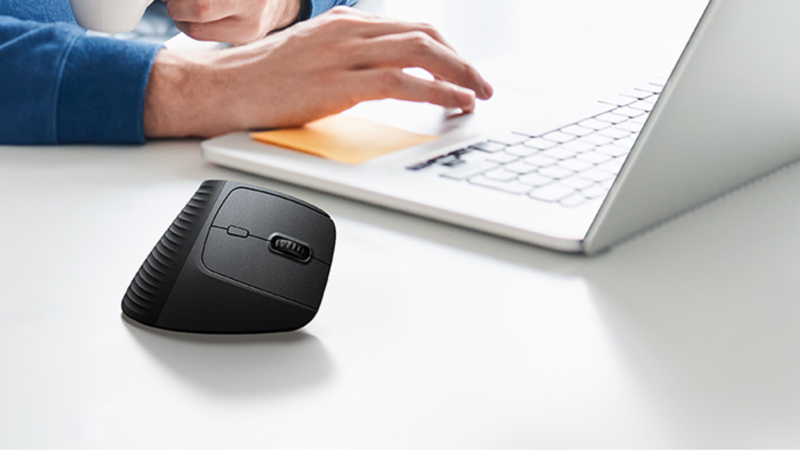 Person using UGREEN Ergonomic Mouse with laptop