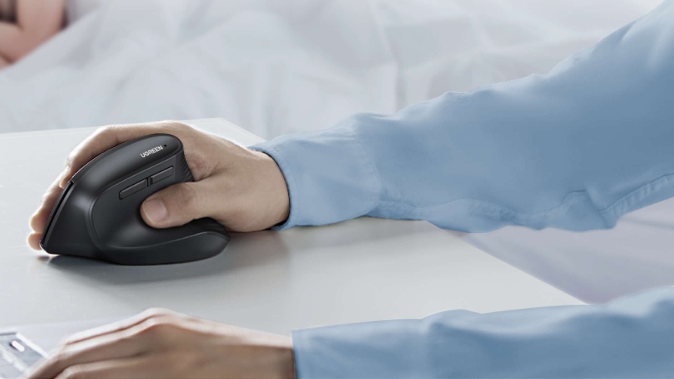 Person using UGREEN Ergonomic Mouse