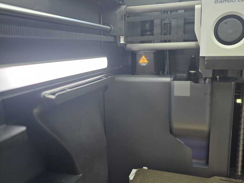Разделение 3D-модели в слайсере Интерфейс слайсера с разрезанной моделью