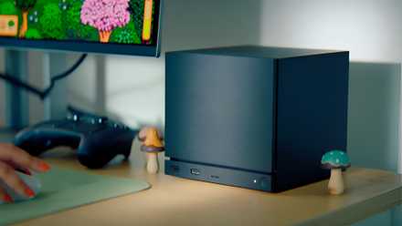 Valve の Steam Machine が机の上に置かれています。