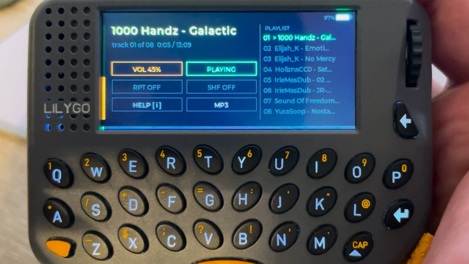 Jemand hat einen ESP32 T-LoRa Pager in eine tragbare Musikanlage ...