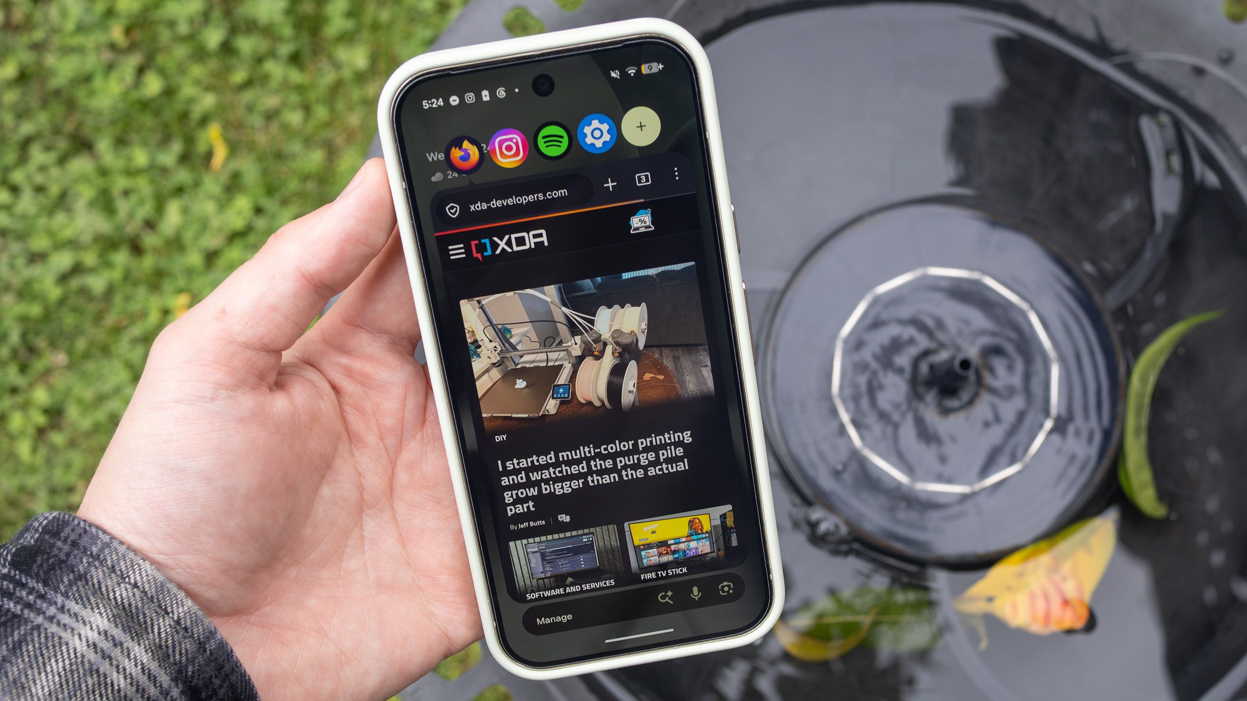 Android 17's bubble multitasking on a Pixel 10 Pro 