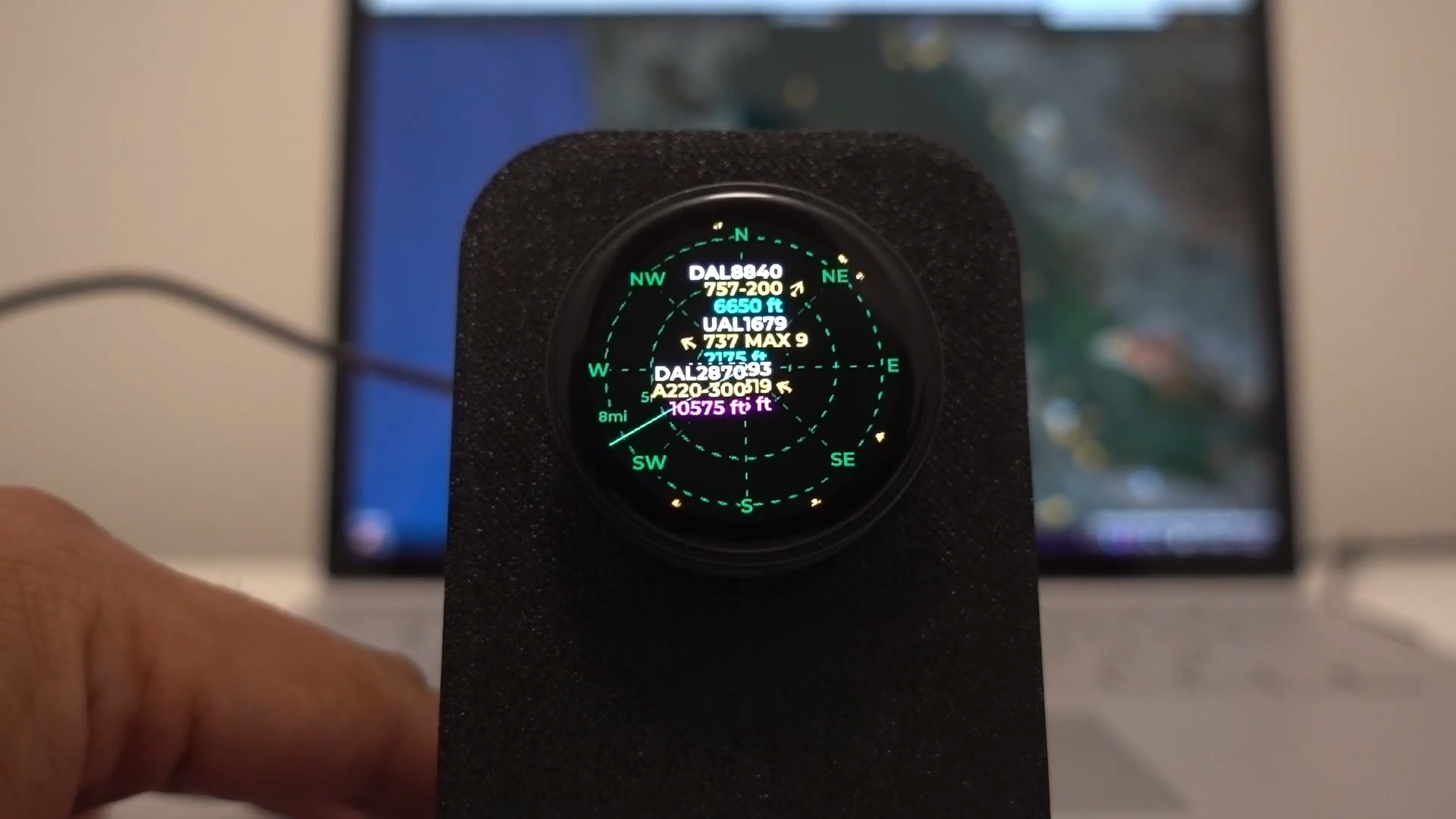 FlightScnr shows live flights with ESP32-S3 and ADSB APIs