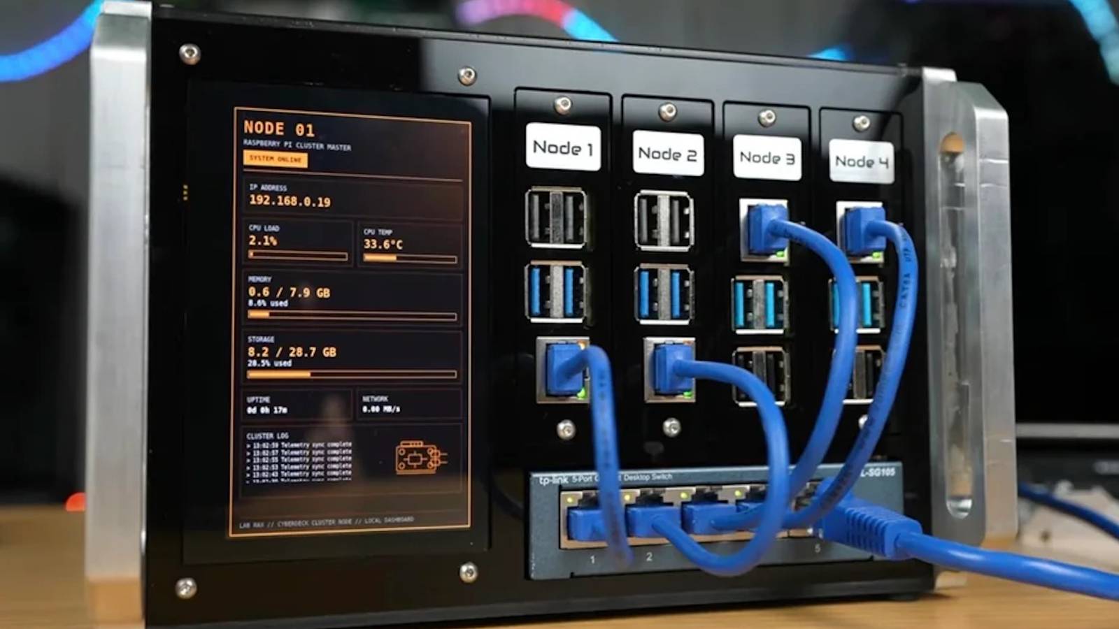 Alguém criou um cluster Raspberry Pi de quatro nós que você pode pegar com uma mão