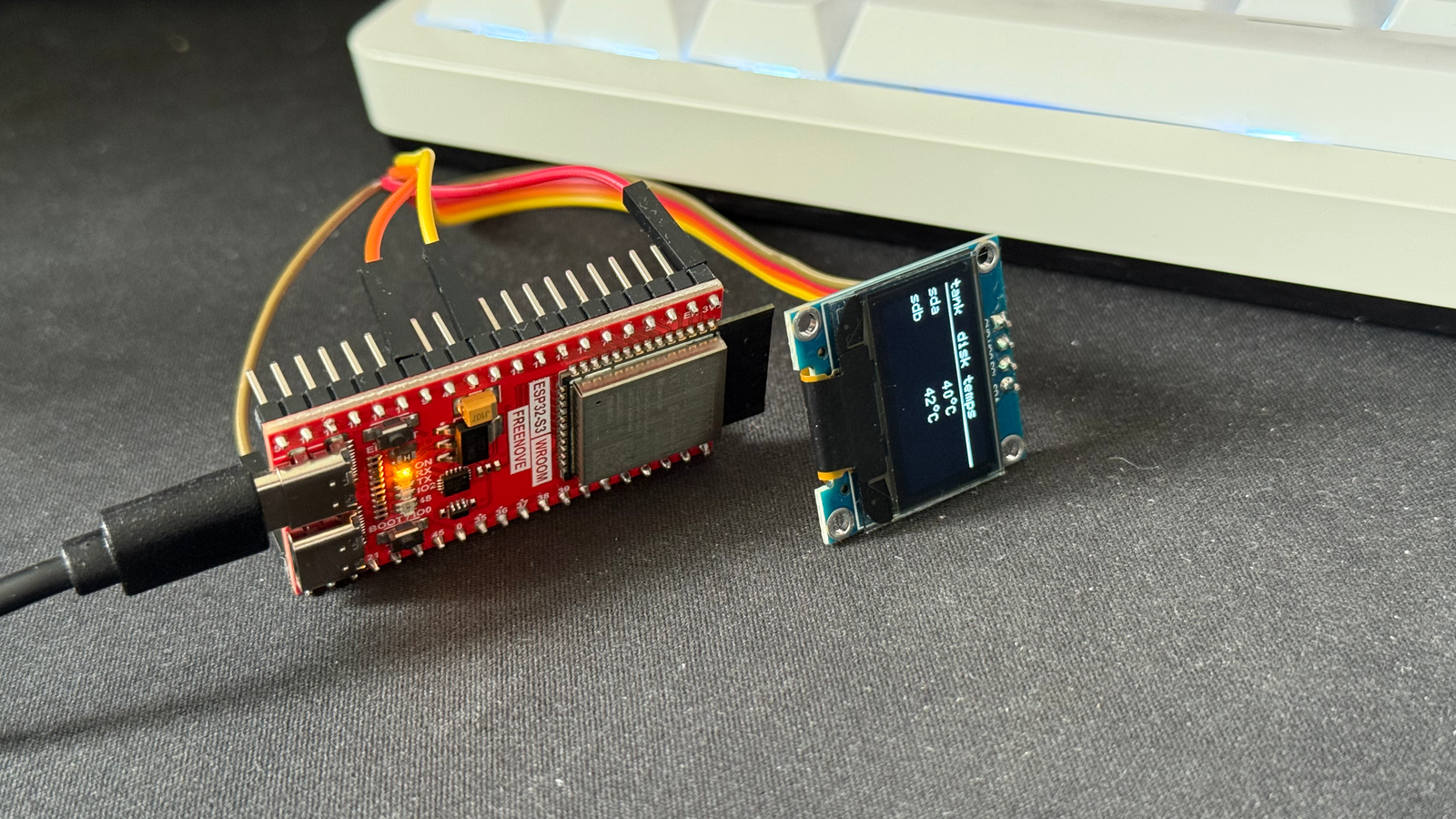Fiz um display ESP32 para não precisar mais me preocupar com a temperatura do meu drive NAS