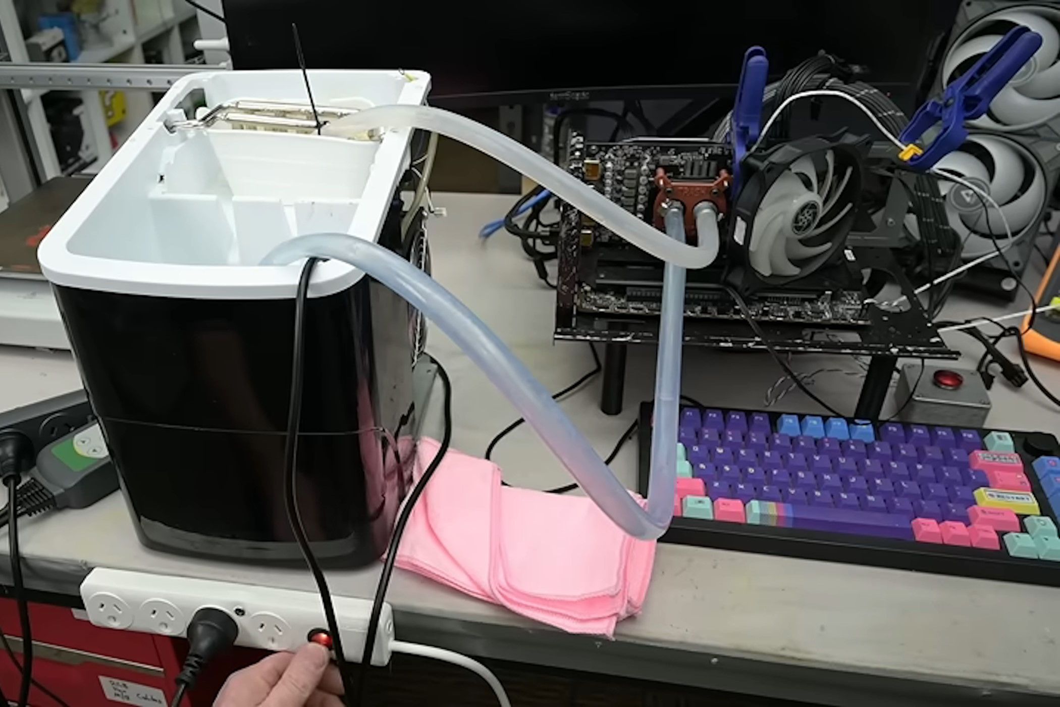 Ice machine cools RTX 3060 to 21°C under load