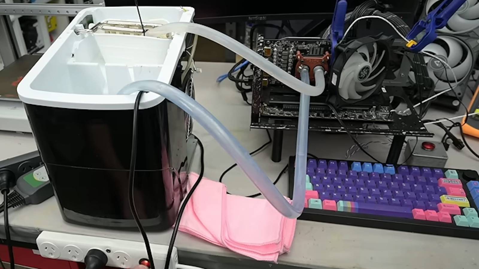 Alguém resfriou seu RTX 3060 até 21°C com uma máquina de gelo, mas houve uma grande falha. Alguém resfriou seu RTX 3060 até 21°C com uma máquina de gelo, mas houve uma grande falha.