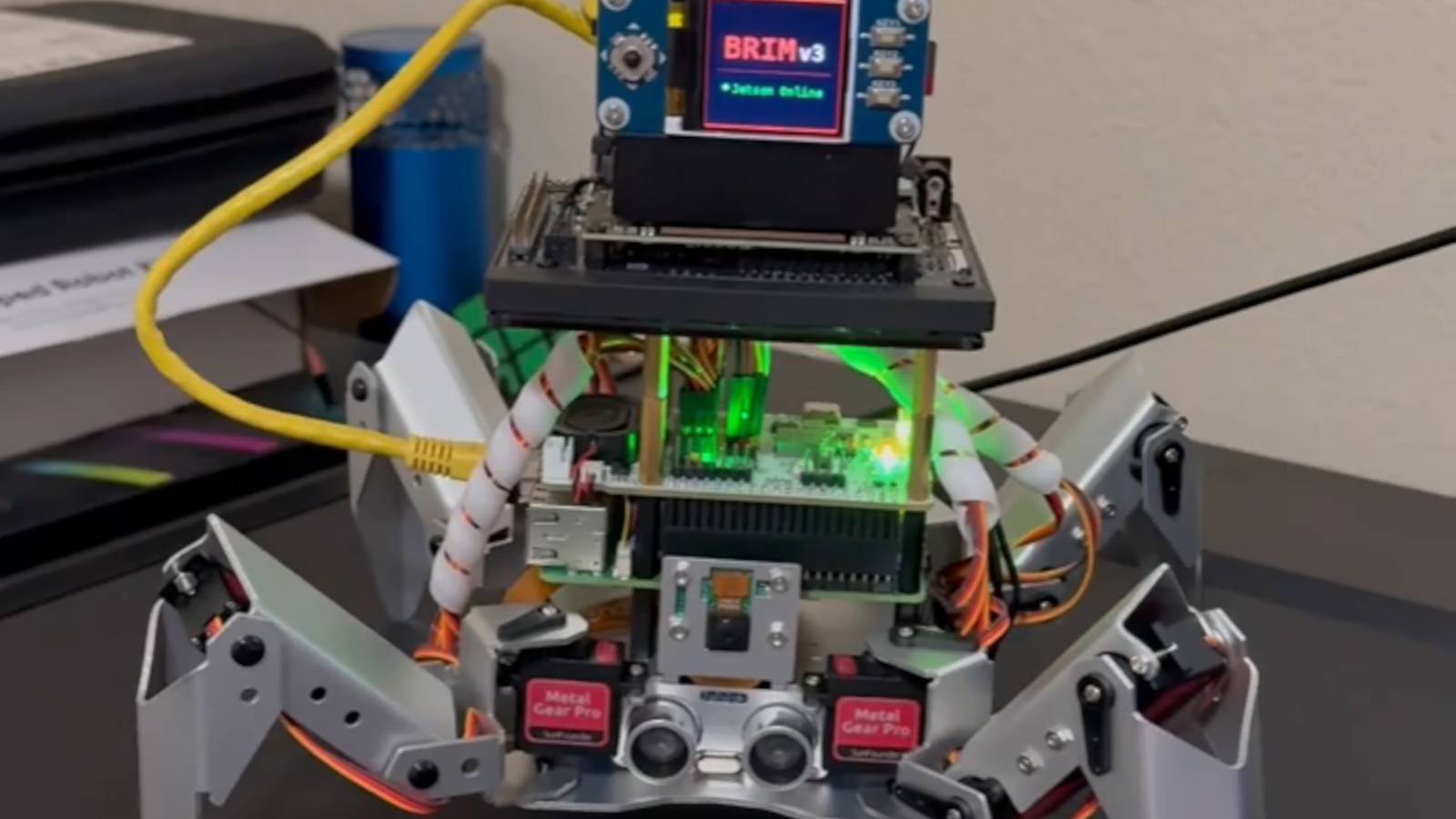 Alguém usou um Raspberry Pi 5 para dar a Claude Fable 5 um corpo de robô porque não é alarmante nem nada.