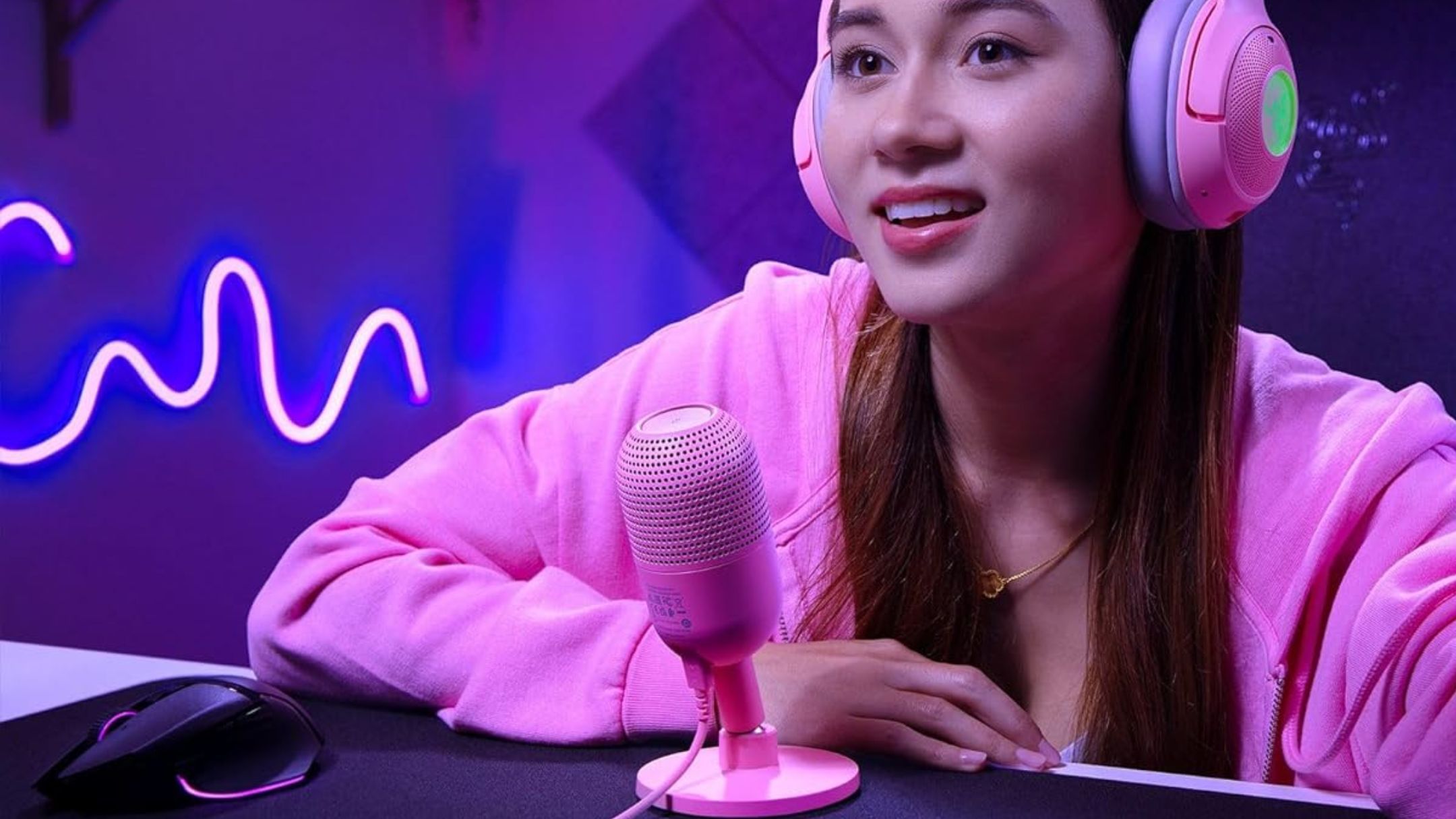 Person using  Razer Seiren V3 Mini USB Microphone