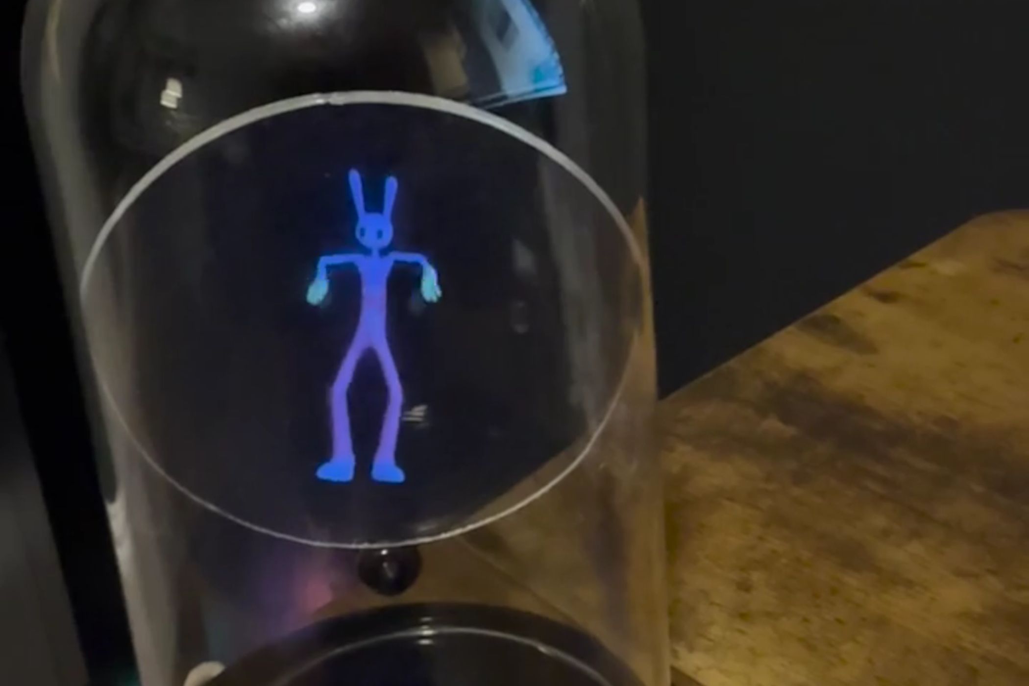 Raspberry Pi hologram dances to Spotify