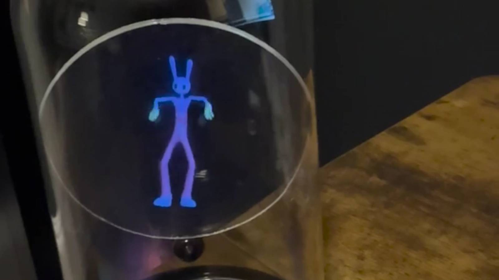 Este projeto Raspberry Pi usa a ilusão Pepper’s Ghost para exibir um holograma que dança conforme suas músicas