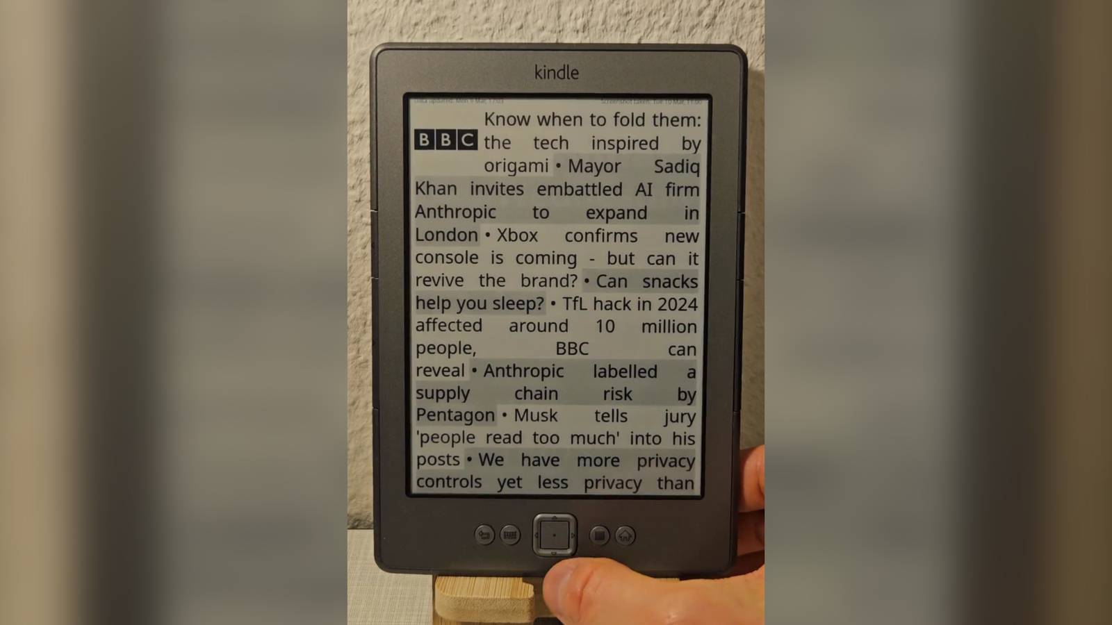Alguém conectou um Raspberry Pi 4B a um Kindle antigo e sem suporte e agora é um painel de e-ink.