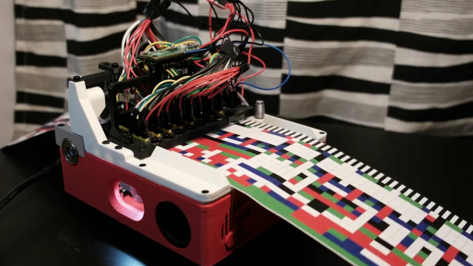 Você também pode construir esta incrível caixa de música Raspberry Pi que toca músicas de barras coloridas
