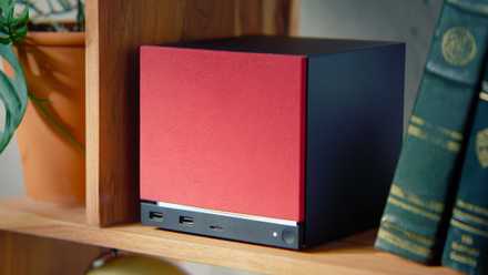 カスタムの赤いフェイスを備えた Valve の Steam Machine。