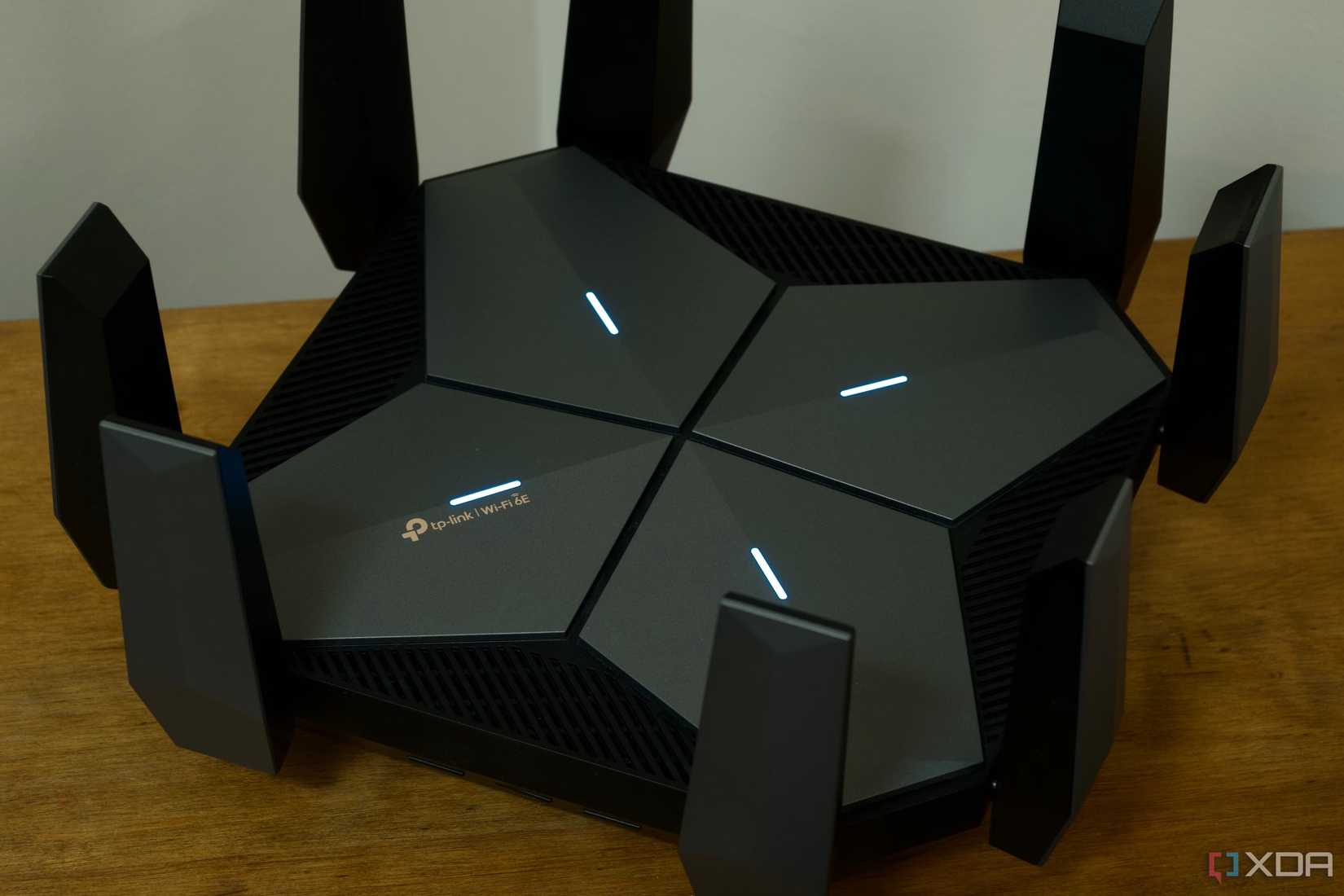 Как сменить DNS-сервер на домашнем роутере для ускорения интернета игровой роутер с восемью антеннами на столе