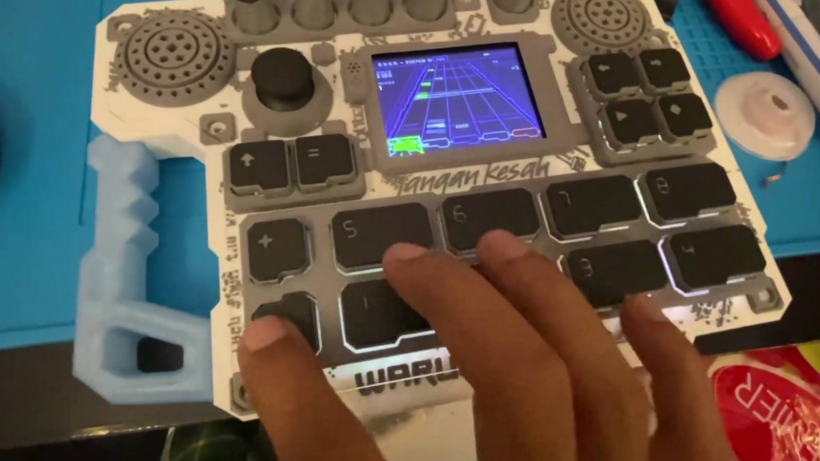 Console portable ESP32 alliant jeux rétro, synthé FM et Guitar Hero