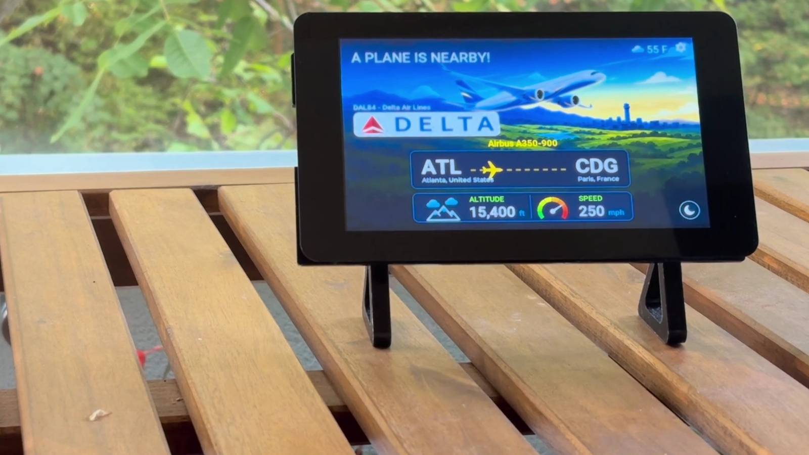This ESP32 device automatically tells you about every plane that flies over your head