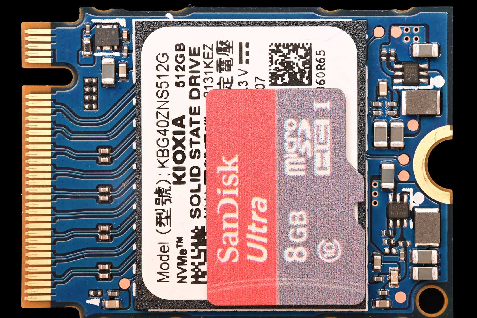 Карта памяти microSD, установленная в адаптер для слота M.2 2230