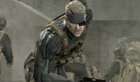 Sceenshot from Metal Gear Solid 4: Guns of the Patriots video game of main character crouching with armed men behind him
