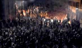 A screenshot a group of zombies in Resident Evil Outbreak