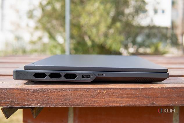 Left/side view of the Lenovo Legion Pro 7i Gen 8 with the lid closed