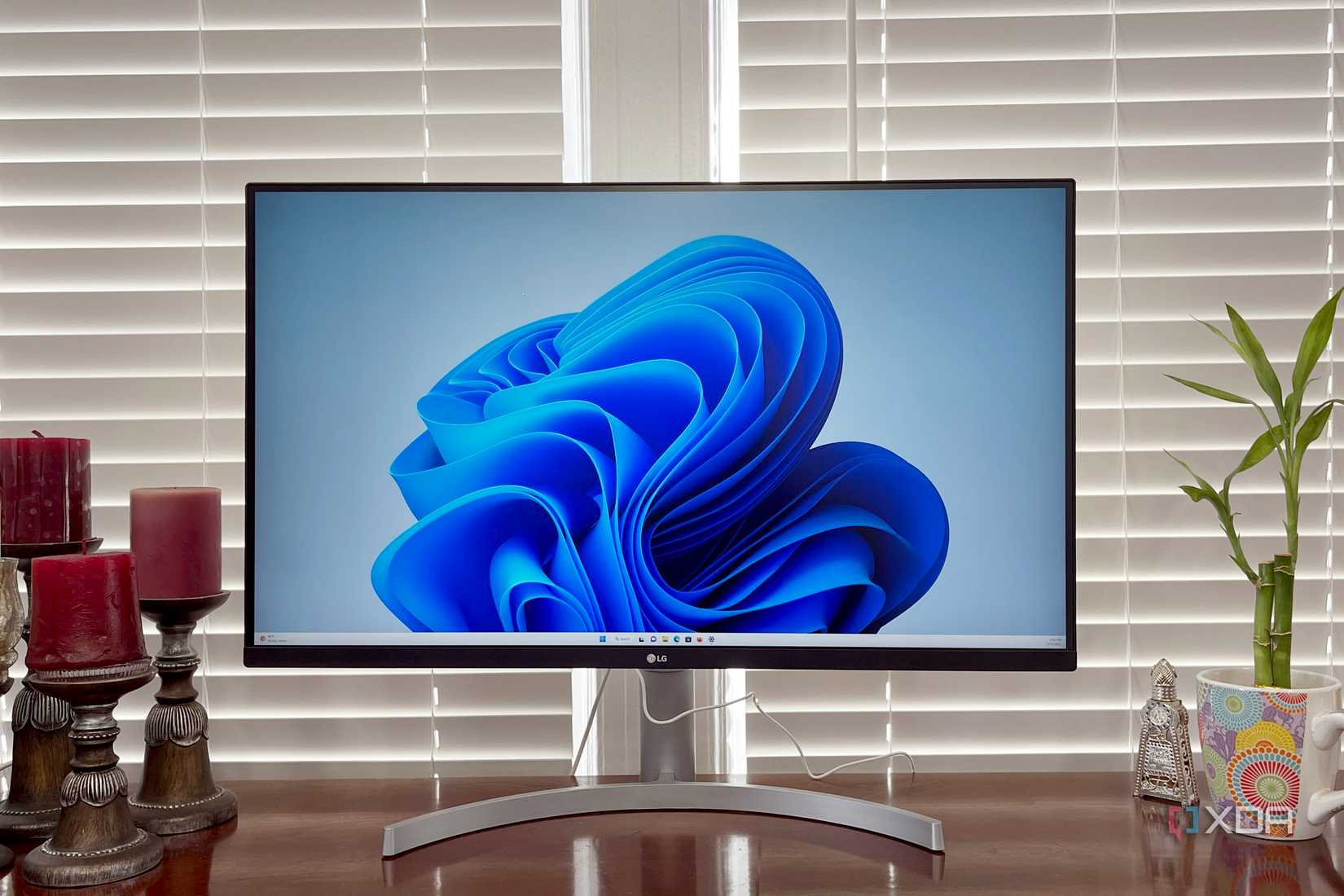 LG UltraFine 32UN650W on desk