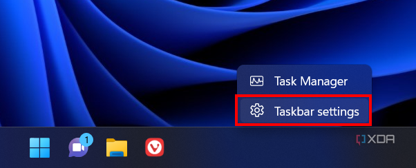 Screenshot of the Windows 11 taskbar context menu with the taskbar settings option highlighted