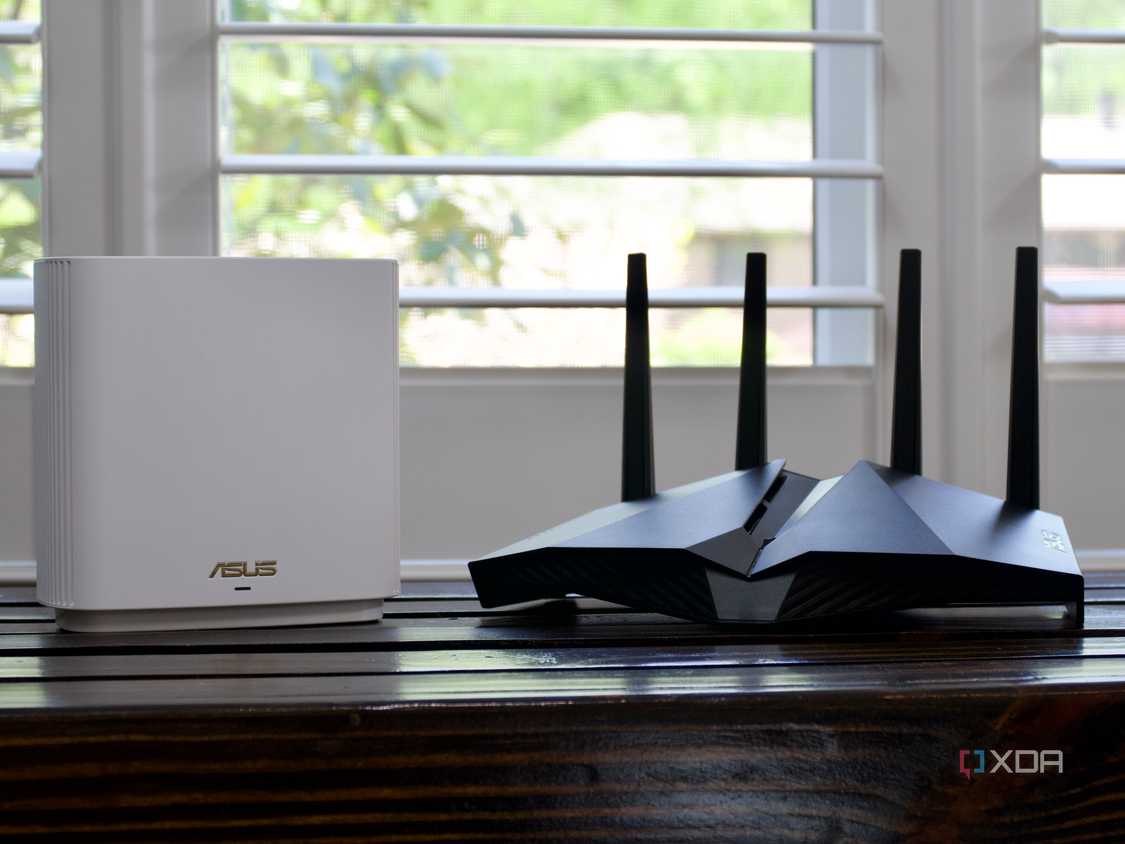 Современное сетевое оборудование Белые гигабитные роутеры ASUS на подставке
