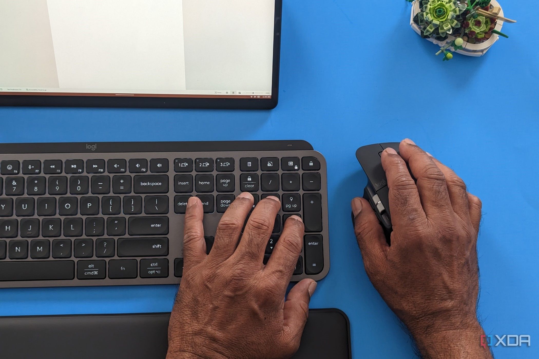 Logitech MX Keys Combo MX Master 3S in use