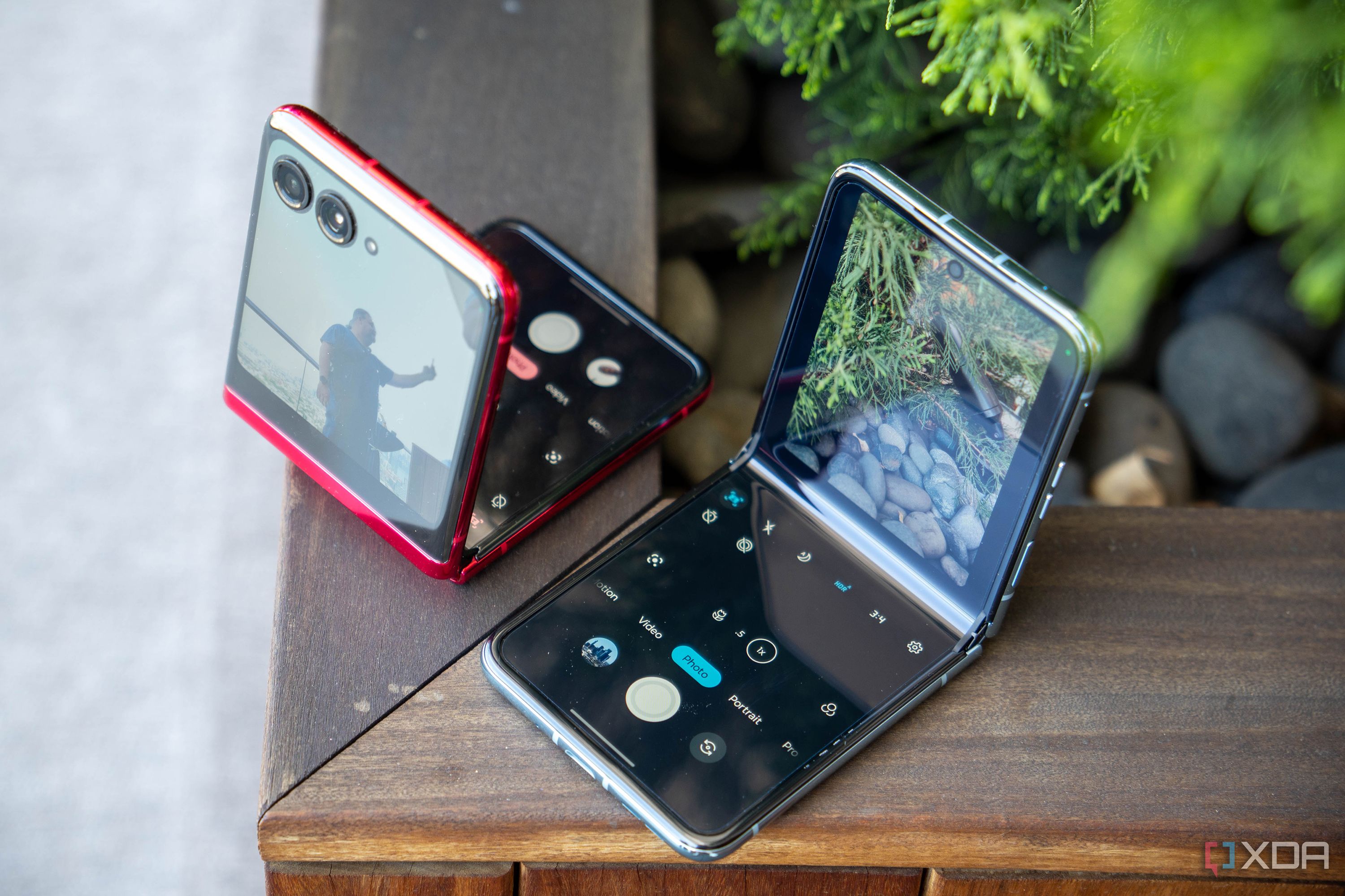 How to customize the cover display on the Motorola Razr+