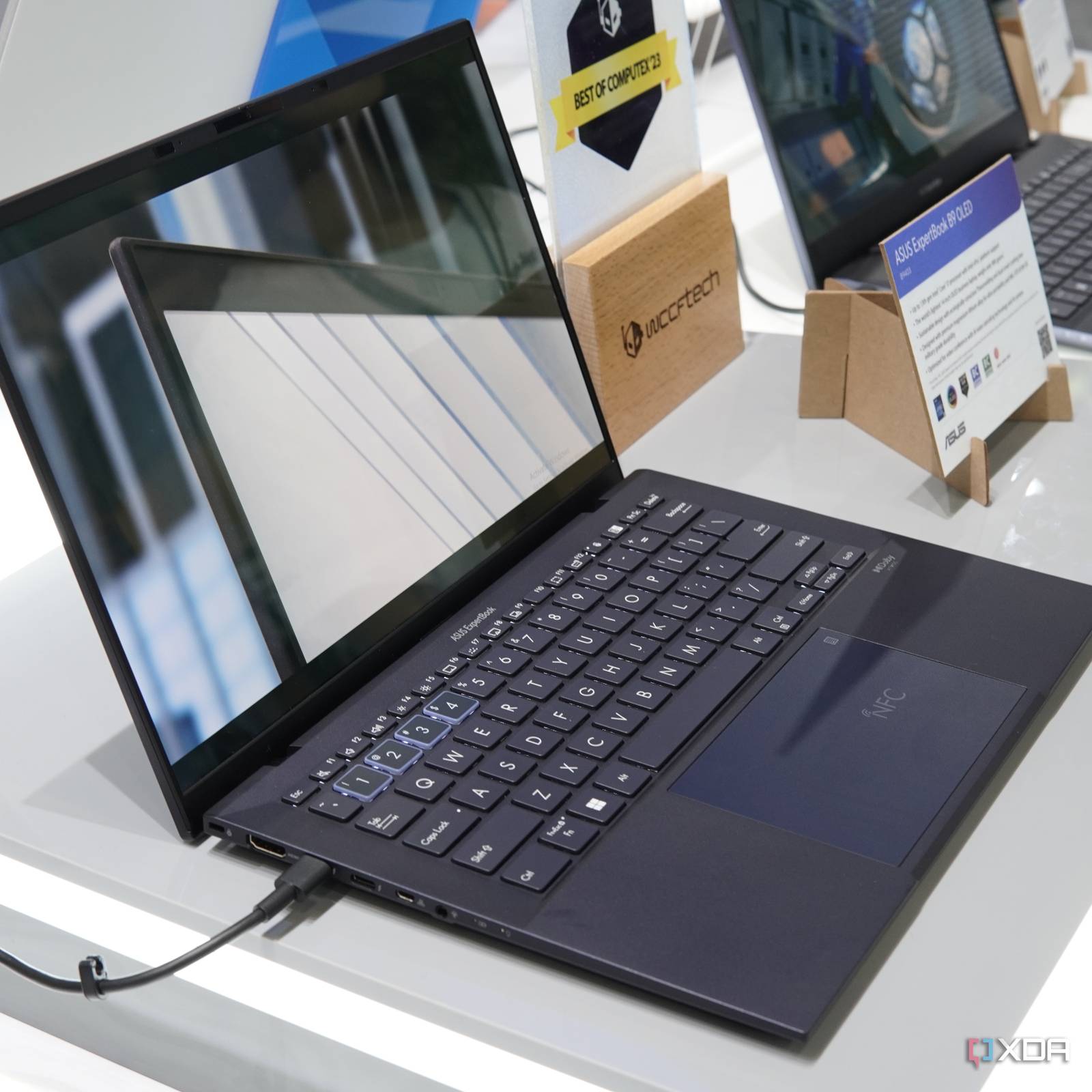 ASUS ExpertBookシリーズ B9 asus-expertbook-b9-oled-3.JPG?