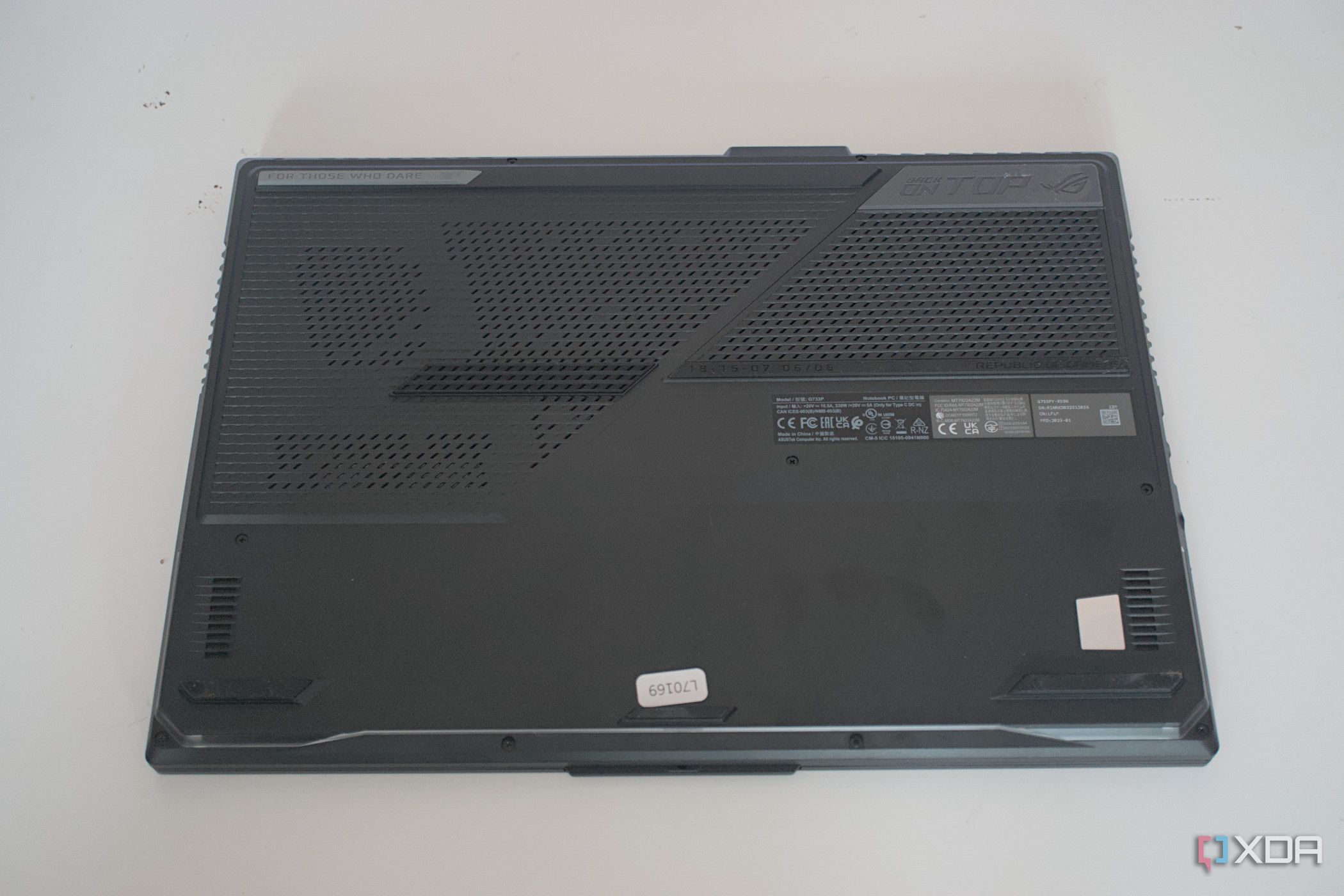 asus-rog-strix-scar-17-g733p-2023-bottom