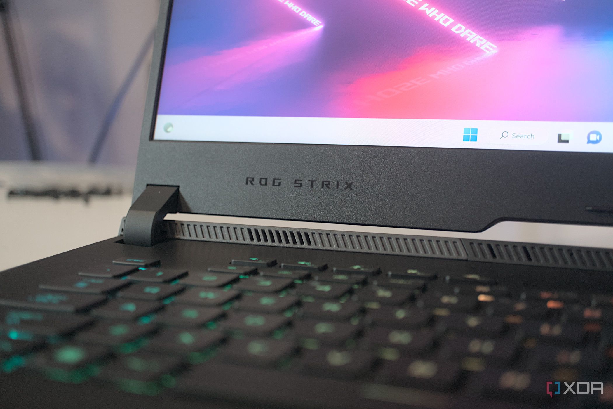 asus-rog-strix-scar-17-g733p-2023-branding