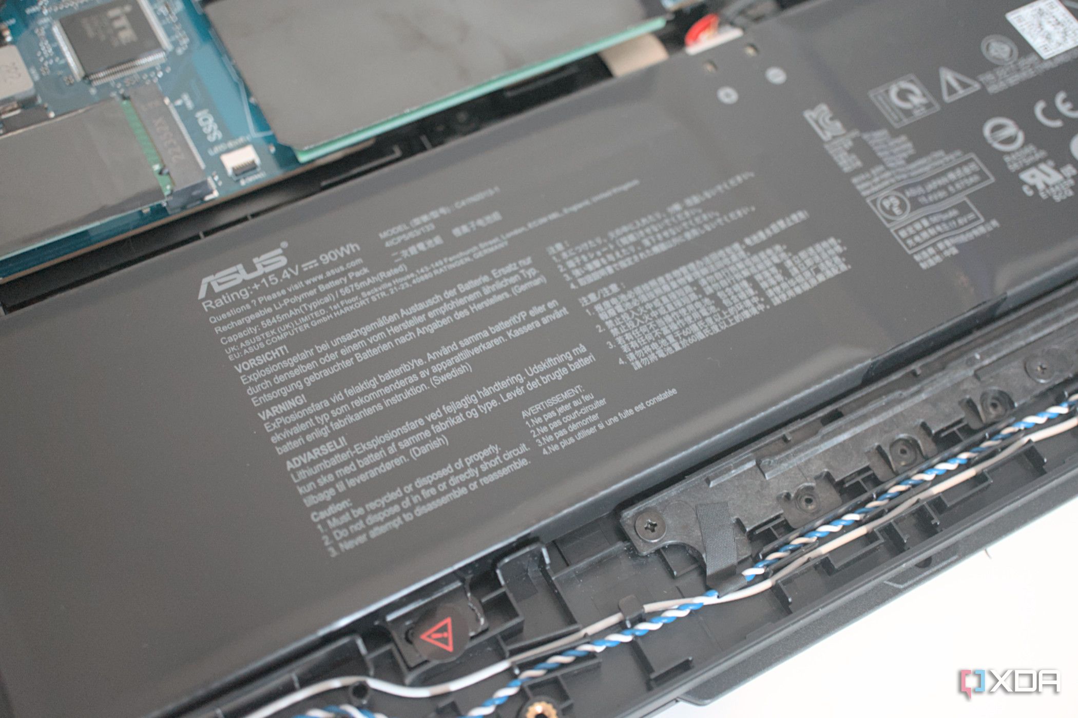 asus-rog-strix-scar-17-g733p-2023-inside-battery