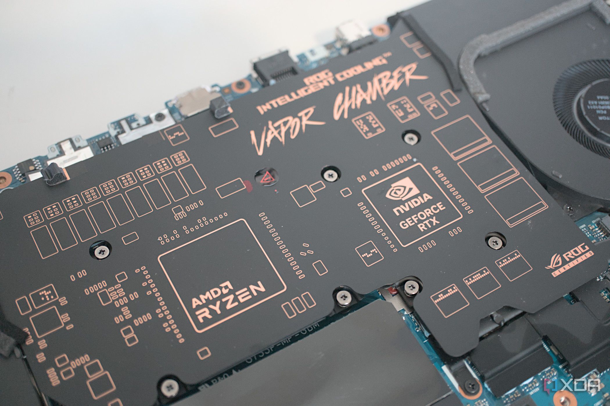 asus-rog-strix-scar-17-g733p-2023-inside-cooling-chamber
