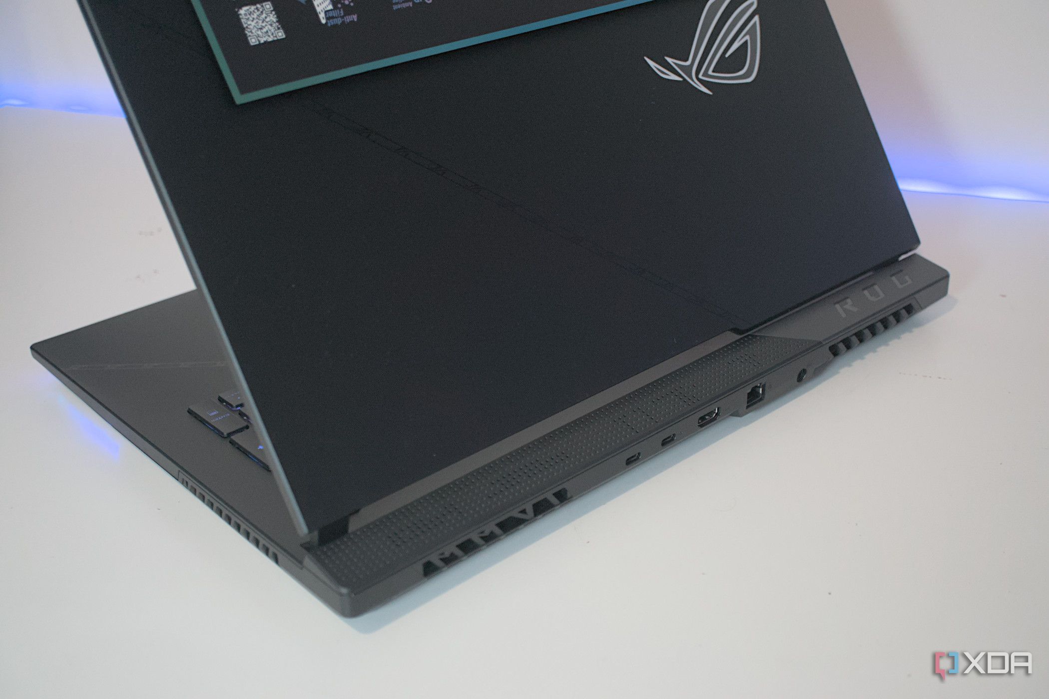 asus-rog-strix-scar-17-g733p-2023-lid