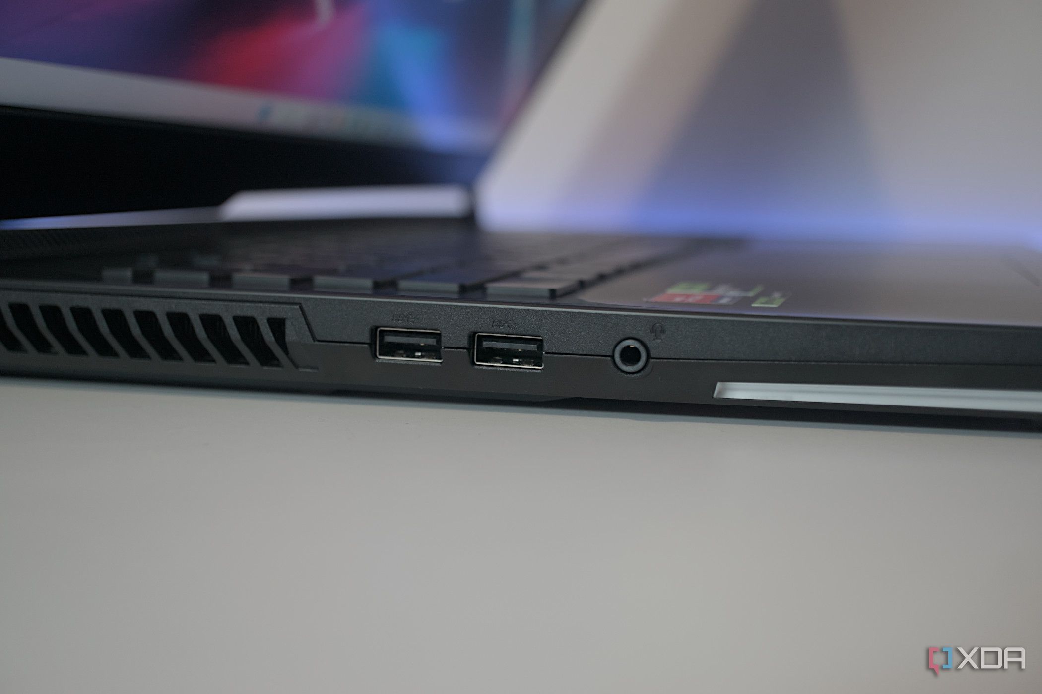 asus-rog-strix-scar-17-g733p-2023-side-ports