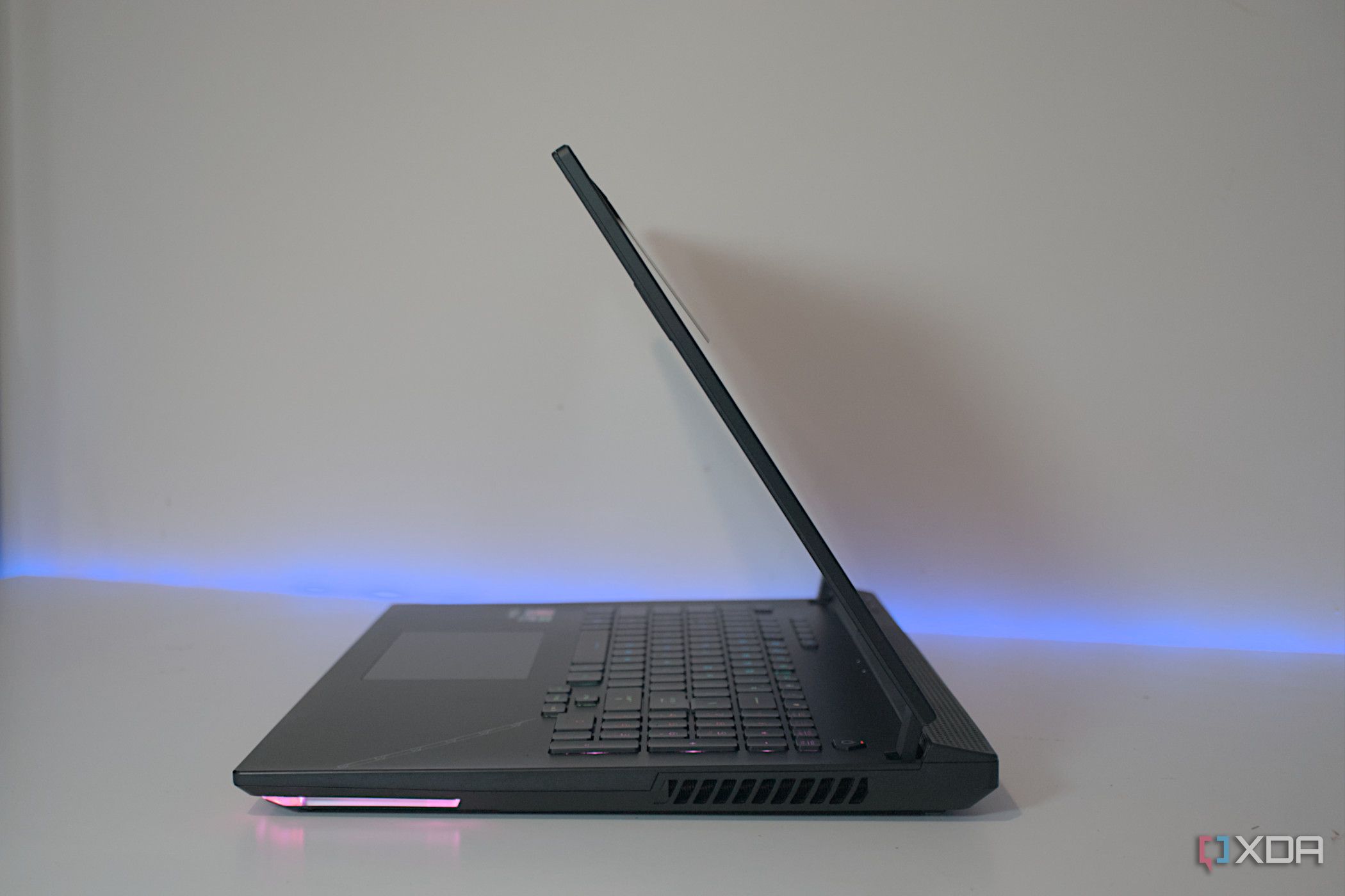asus-rog-strix-scar-17-g733p-2023-side