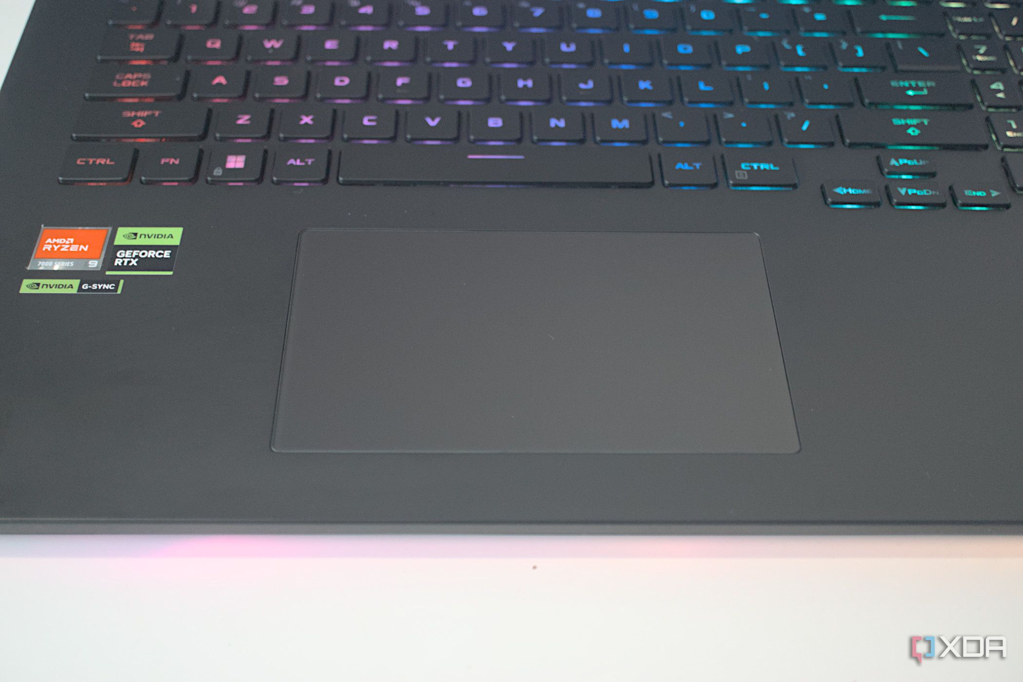 asus-rog-strix-scar-17-g733p-2023-touchpad